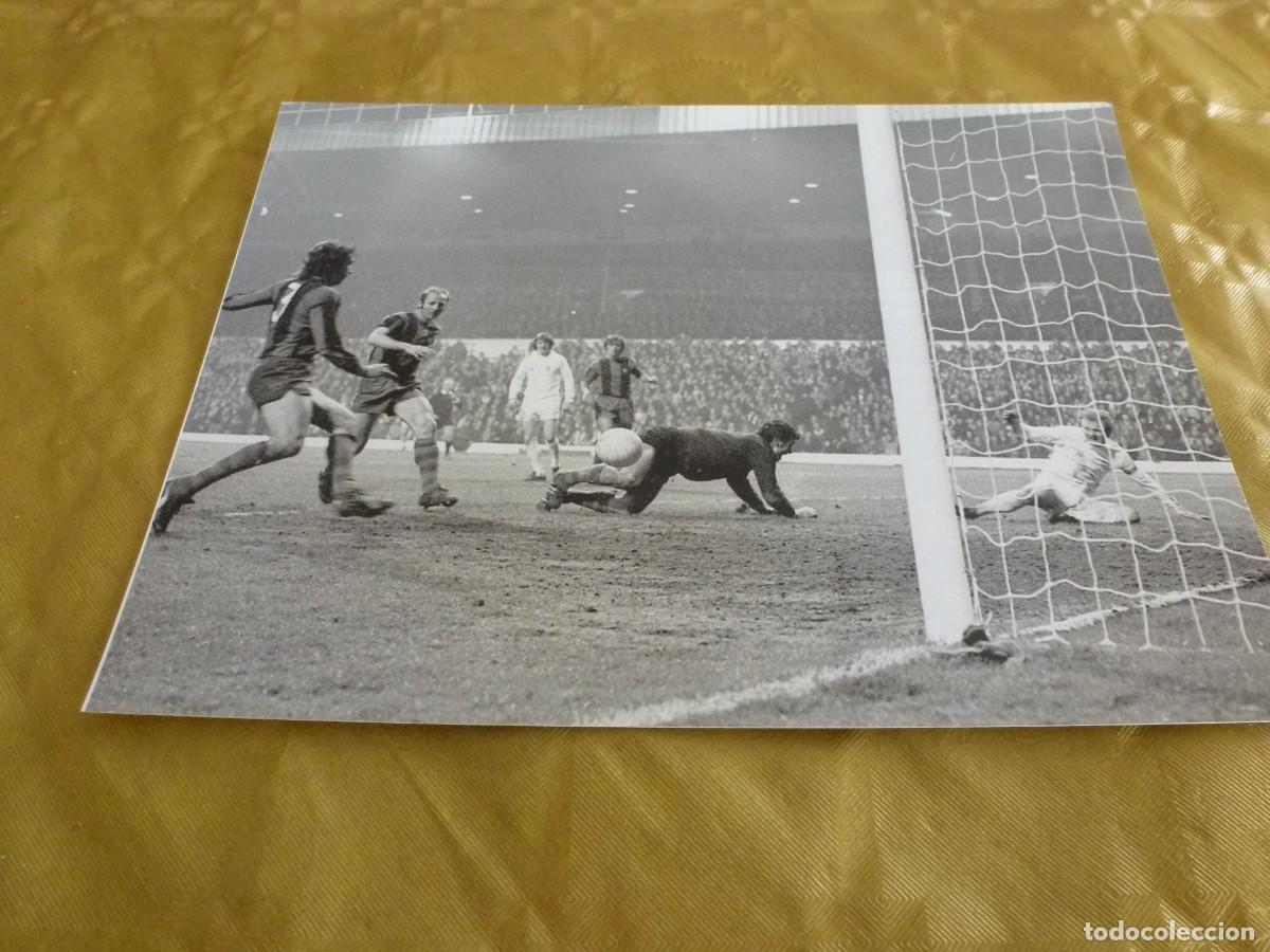 Coleccionismo deportivo: FOTO ACABADO BRILLANTE (15 X 20 CM)COPA EUROPA 74/75 LEEDS 2 BAR&Ccedil;A 1