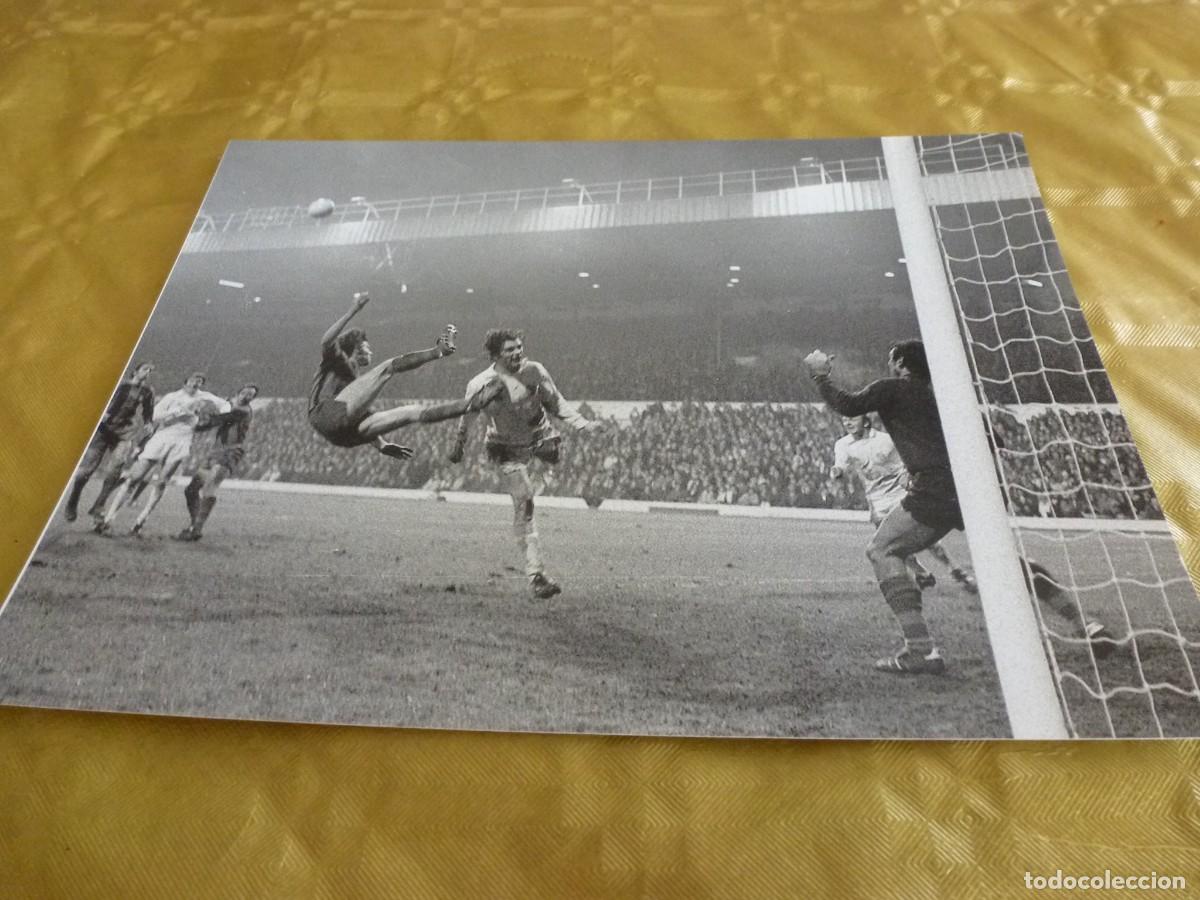 Coleccionismo deportivo: FOTO ACABADO BRILLANTE (15 X 20 CM)COPA EUROPA 74/75 LEEDS 2 BAR&Ccedil;A 1