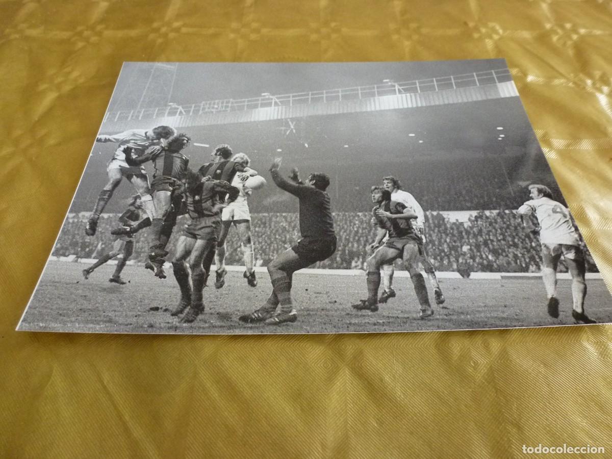 Coleccionismo deportivo: FOTO ACABADO BRILLANTE (15 X 20 CM)COPA EUROPA 74/75 LEEDS 2 BAR&Ccedil;A 1