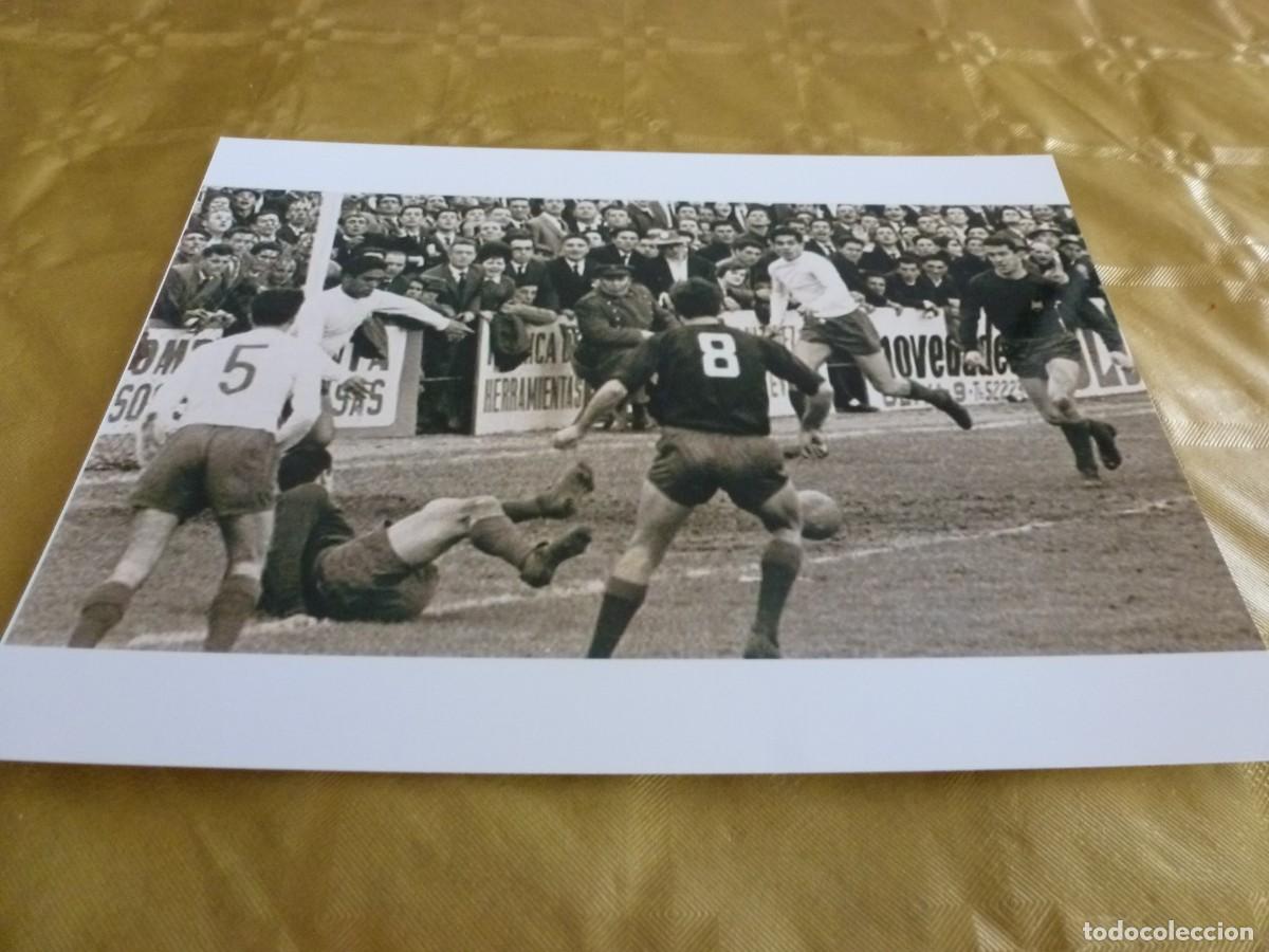 Coleccionismo deportivo: FOTO ACABADO BRILLANTE (15 X 20 CM) LIGA 67/68 PONTEVDRA 0 BAR&Ccedil;A 1 ULTIMO PARTIDO BENITEZ