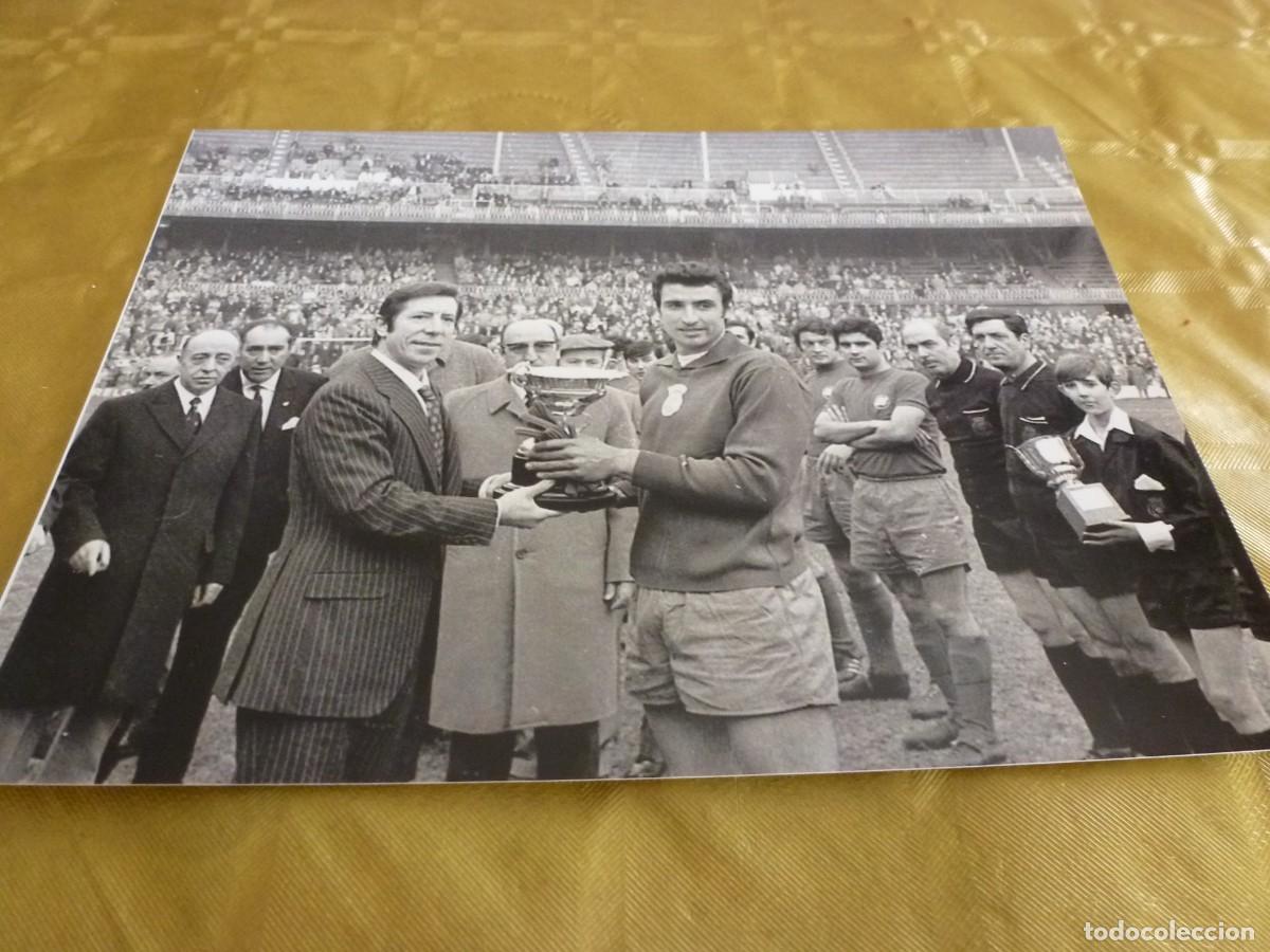 Coleccionismo deportivo: FOTO ACABADO BRILLANTE (15 X 20 CM) EUSKADI-CATALU&Ntilde;A HOMENAJE GARDEAZABAL SADURNI CAPIT&Aacute;N