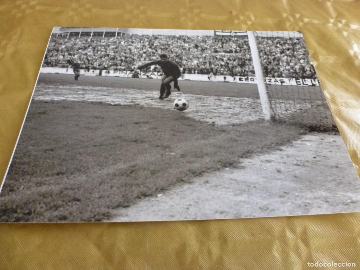 Coleccionismo deportivo: FOTO ACABADO BRILLANTE (15 X 20 CM)REAL SOCIEDAD-BAR&Ccedil;A EN ATOCHA TEMP.68/69 SADURNI