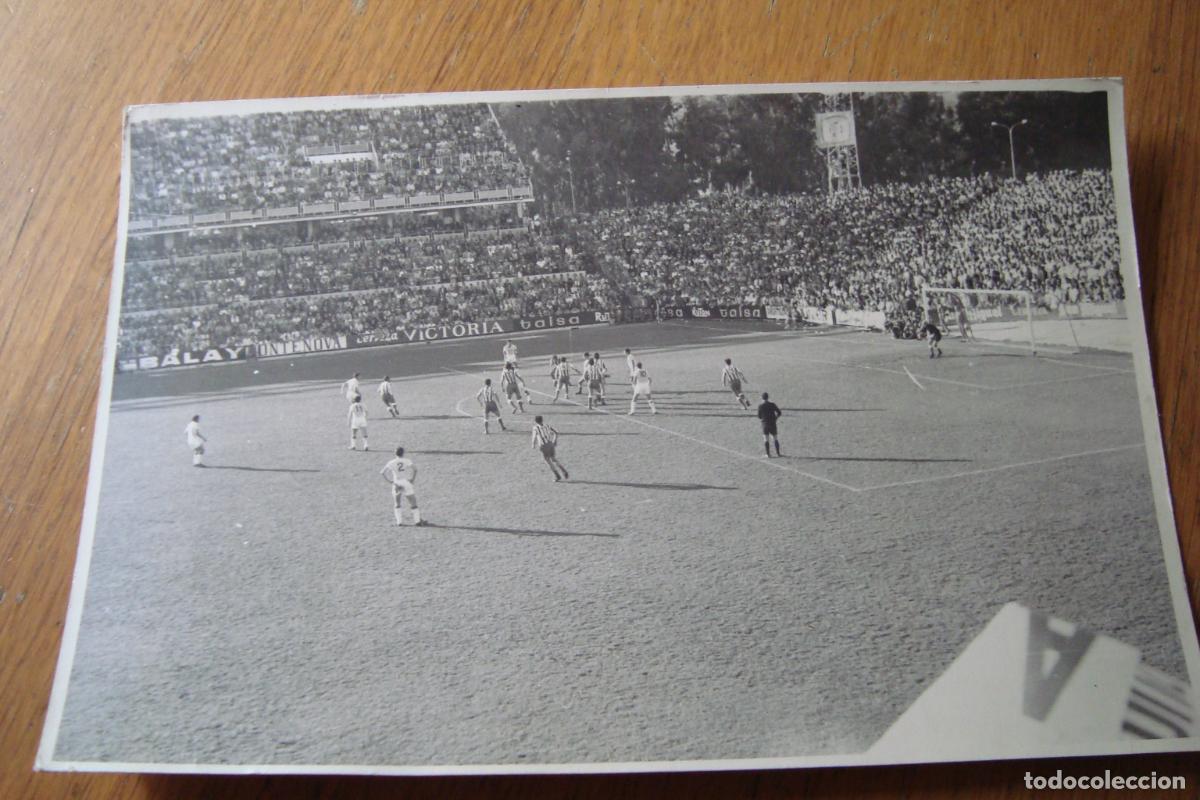 Coleccionismo deportivo: ANTIGUA FOTOGRAFIA PARTIDO FUTBOL LA ROSALEDA MALAGA C.F - SEVILLA F.C TEMPORADA 1970-1971.