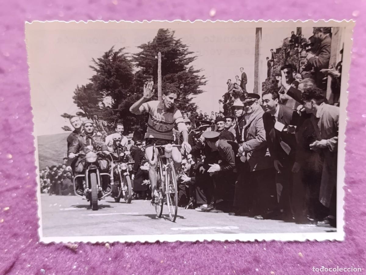 Sports collectibles: 1959, Fotograf&iacute;a de deporte de archivo, F. M. Bahamontes, Momento exacto en que se proclama campe&oacute;n