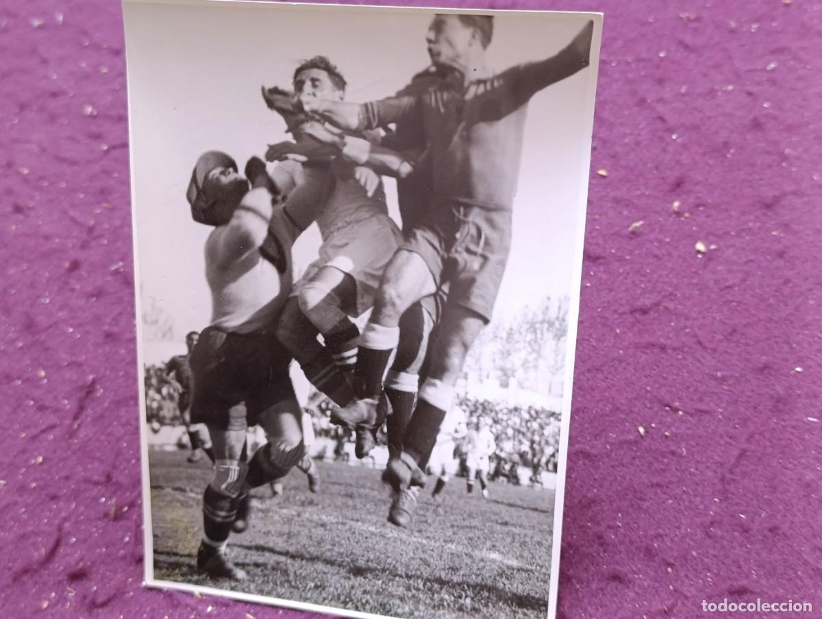 Sports collectibles: 1935, Fotograf&iacute;a de deporte de archivo, F&uacute;tbol, Madrid C. F. vs Sevilla, sello fot&oacute;grafo Serrano