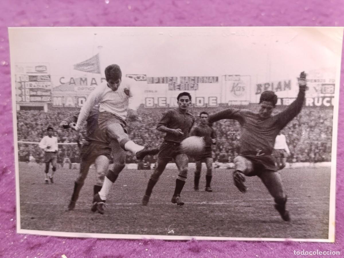 Sports collectibles: 1963, Fotograf&iacute;a de deporte de archivo, F&uacute;tbol, Real Zaragoza vs Osasuna, Gol de Villa, Sello Mar&iacute;n
