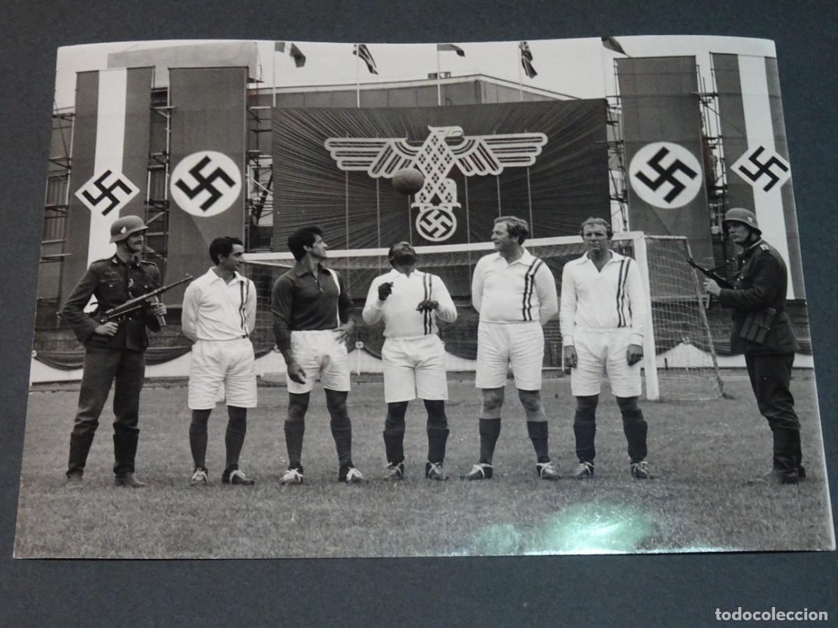 Coleccionismo deportivo: Fotograf&iacute;a Original de Pel&eacute;, Osvaldo Ardilles, Bobby Moore, Stallone - Pel&iacute;cula Evasi&oacute;n o Victoria