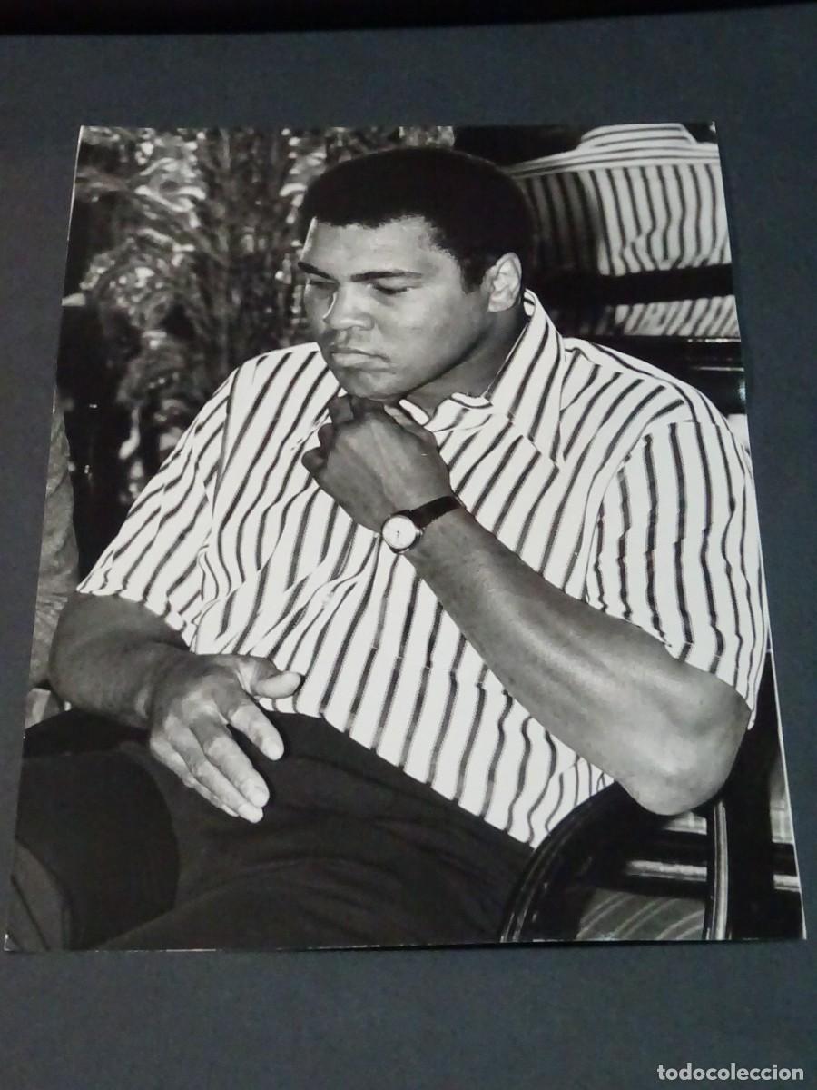 Coleccionismo deportivo: Fotograf&iacute;a Original de boxeador Muhammad Al&iacute; - Tired Ali in London