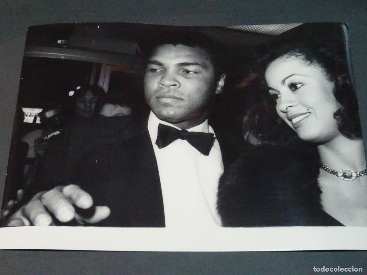 Coleccionismo deportivo: Fotograf&iacute;a Original de boxeador Muhammad Al&iacute; - Tired Ali in London