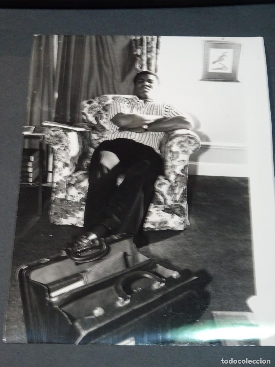 Coleccionismo deportivo: Fotograf&iacute;a Original de boxeador Muhammad Al&iacute; - Tired Ali in London