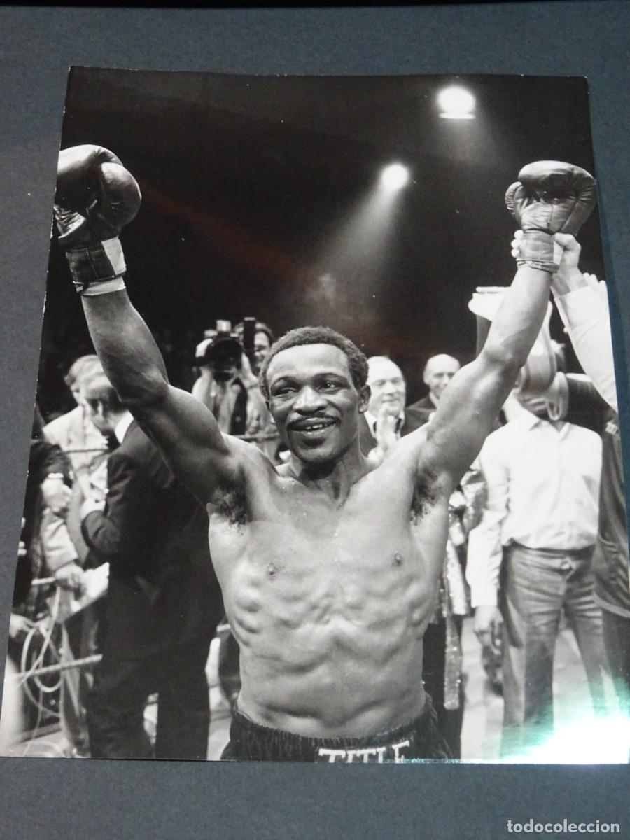 Coleccionismo deportivo: Fotograf&iacute;a Original de boxeador combate Maurice Hope / Rocky Mattioli en Wembley Conference 1980