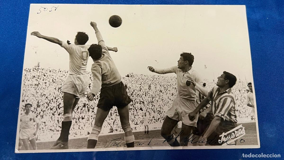 Coleccionismo deportivo: Fotografia original Finezas a&ntilde;o 1950 51 partido futbol VALENCIA AT MADRID SELLADA