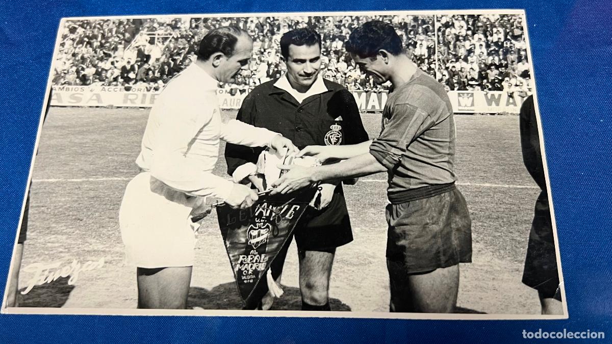Coleccionismo deportivo: Fotografia original Finezas a&ntilde;o 1963 partido futbol LEVANTE REAL MADRID DI STEFANO ENTREGA BASELLADA