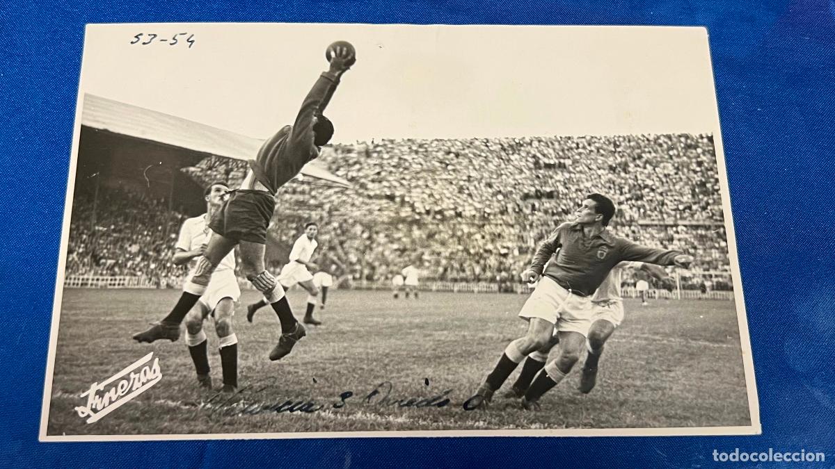 Coleccionismo deportivo: Fotografia original Finezas a&ntilde;o 1953/54 partido futbol VALENCIA OVIEDO SELLADA