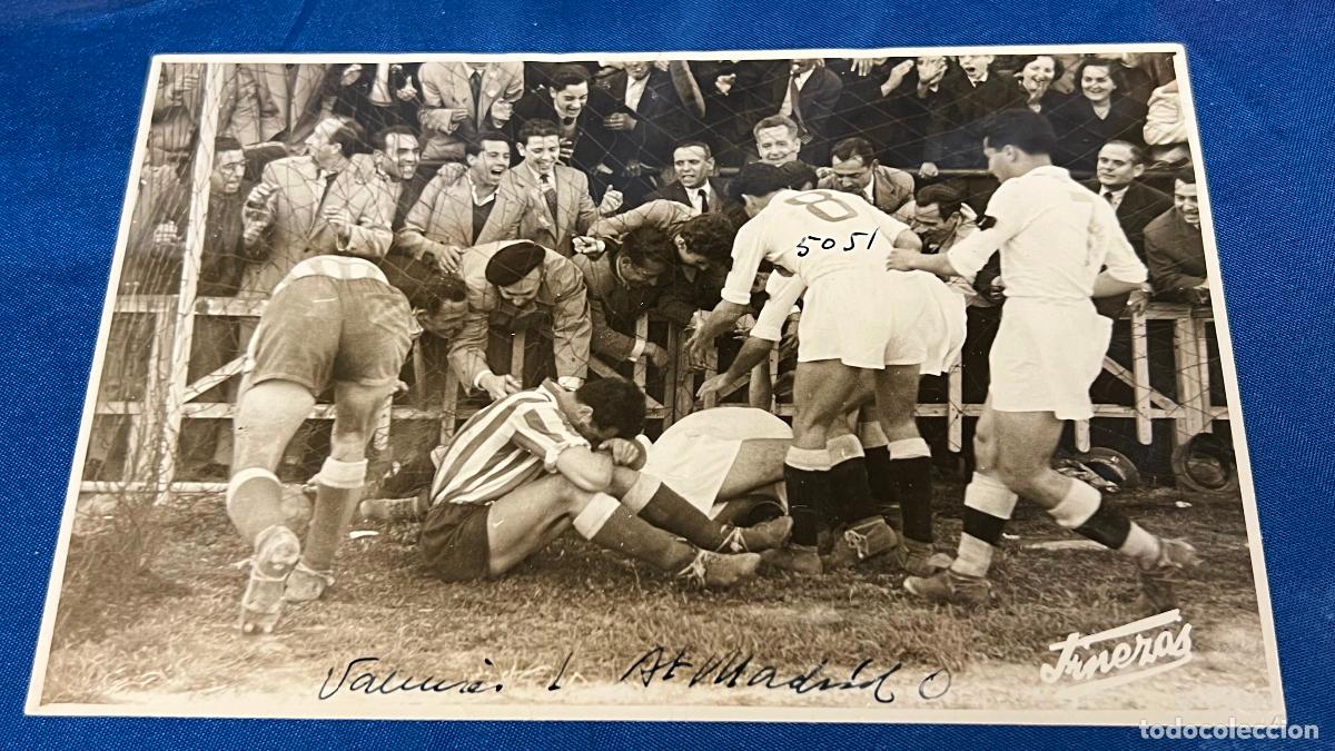 Coleccionismo deportivo: Fotografia original Finezas a&ntilde;o 1951/52 partido futbol VALENCIA AT MADRID SELLADA