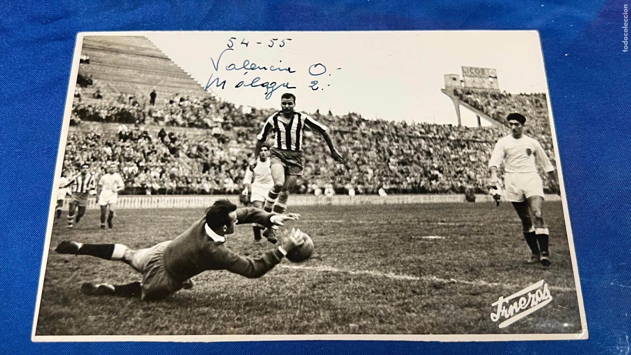 Coleccionismo deportivo: Fotografia original Finezas a&ntilde;os 1954/55 partido futbol valencia malaga