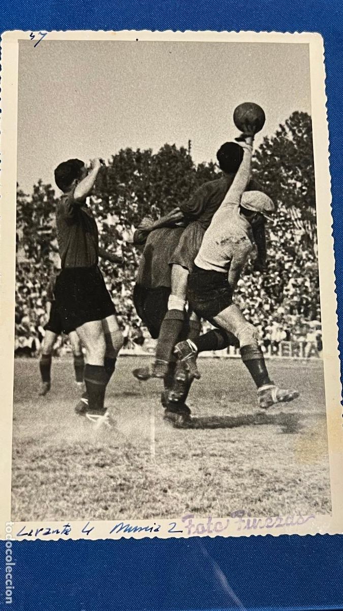 Coleccionismo deportivo: Fotografia original Finezas a&ntilde;os 54 partido levante murcia sellada
