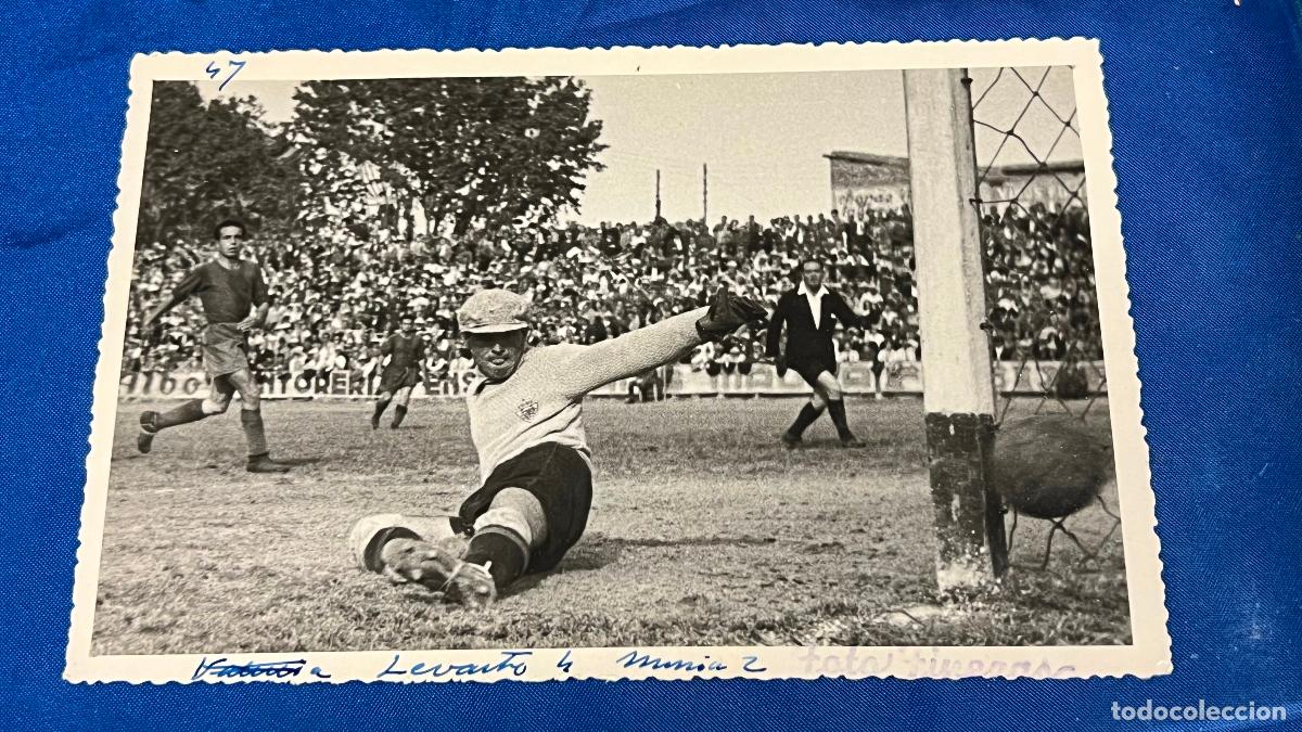 Coleccionismo deportivo: Fotografia original Finezas a&ntilde;os 54 partido murcia levante sellada