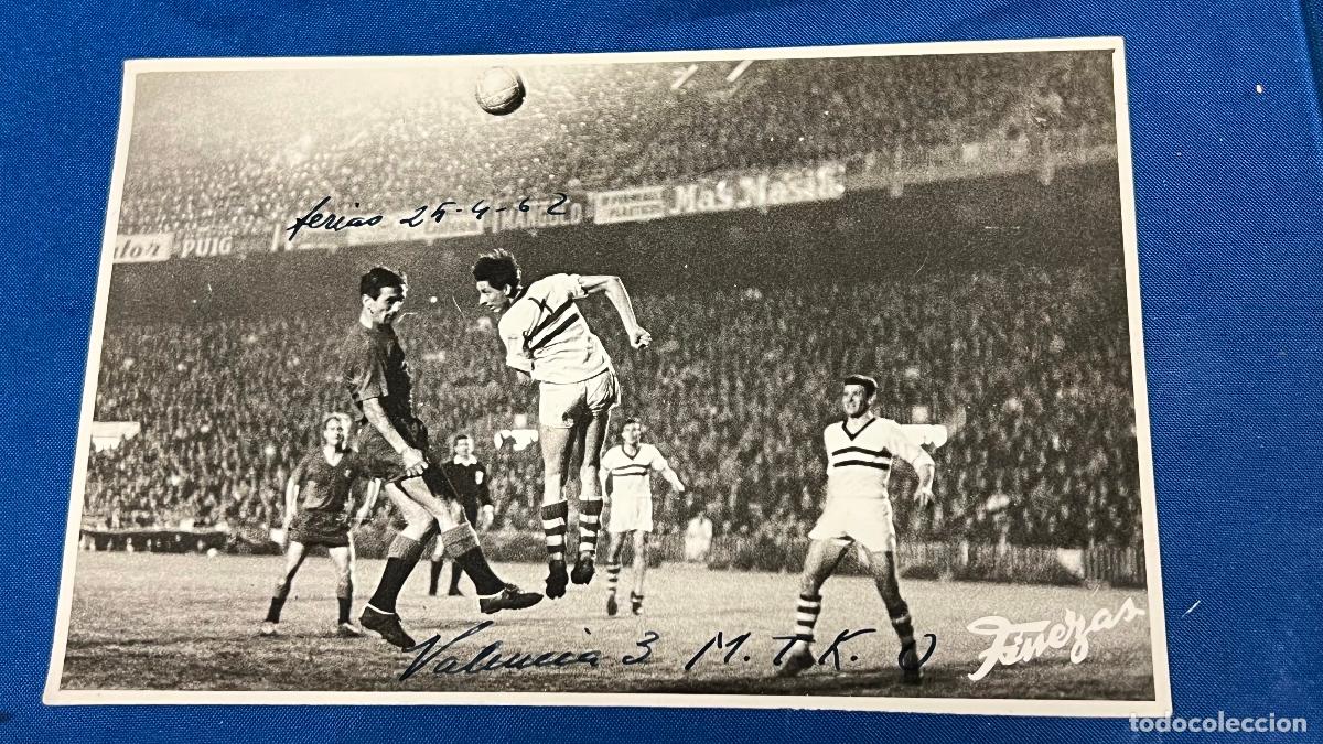 Coleccionismo deportivo: Fotografia original Finezas a&ntilde;0 1962 partido valencia mtk sellada