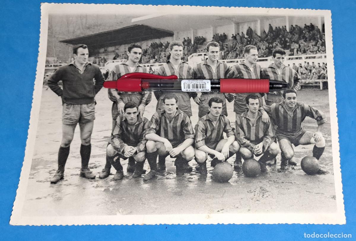 Coleccionismo deportivo: S.D. EIBAR - FOTOGRAF&Iacute;A ORIGINAL - TEMP. 1954/55 - CAMPO DE IPURUA - MEDIDAS; 23,5 x 17,5 cms.