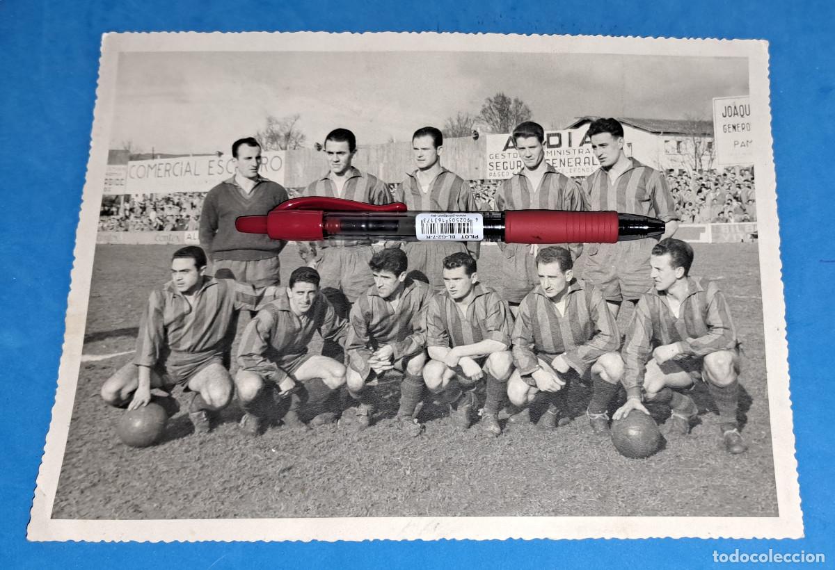 Coleccionismo deportivo: S.D. EIBAR - FOTOGRAF&Iacute;A ORIGINAL - TEMP. 1954/55 - CAMPO SAN JUAN ( Pamplona ) - Medidas; 23,5 x 17,