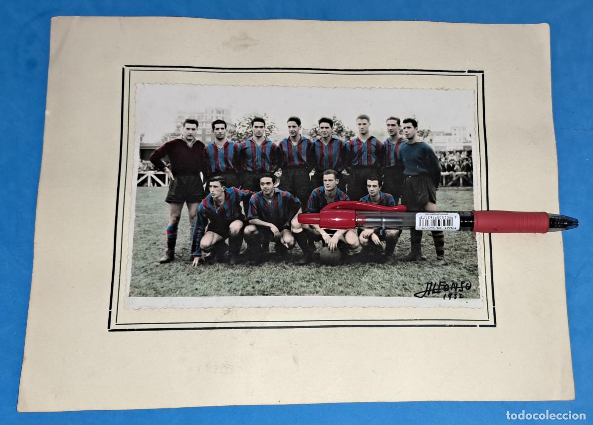 Coleccionismo deportivo: S.D. EIBAR - FOTOGRAF&Iacute;A ORIGINAL - TEMP. 1951/52 - COLOREADA - Medidas; 26,5 x 20 cms.