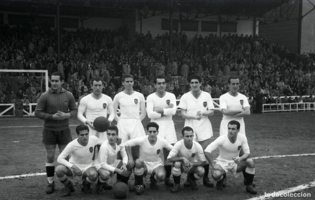 Coleccionismo deportivo: VALENCIA C.F. ALINEACI&Oacute;N PARTIDO DE LIGA 1947-1948 EN SAN MAM&Eacute;S VS ATH. BILBAO. FOTO