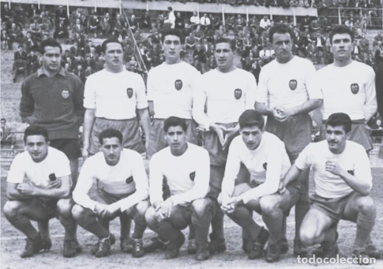 Coleccionismo deportivo: VALENCIA C.F. ALINEACI&Oacute;N PARTIDO AMISTOSO 1957 EN MESTALLA VS ALK SOLNA. FOTO