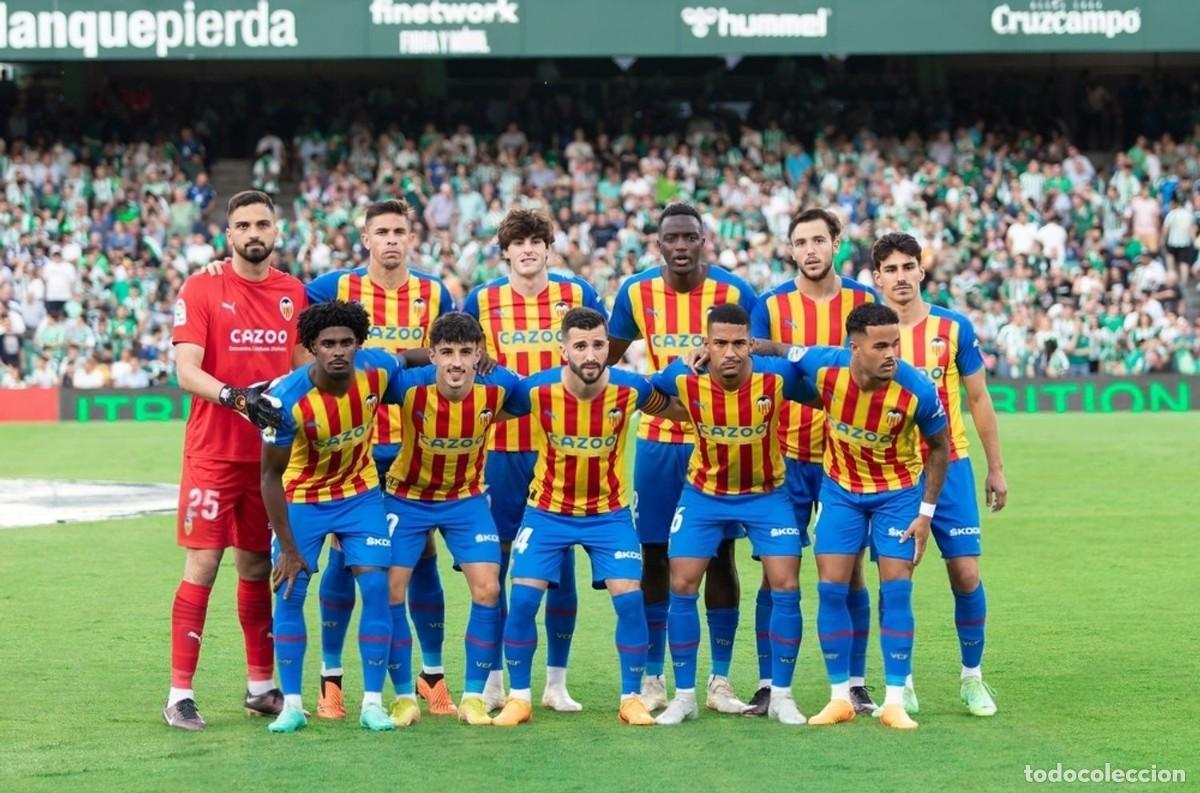 Coleccionismo deportivo: VALENCIA C.F. ALINEACI&Oacute;N PARTIDO DE LIGA 2022-2023 EN EL B. VILLAMAR&Iacute;N VS EL BETIS. FOTO