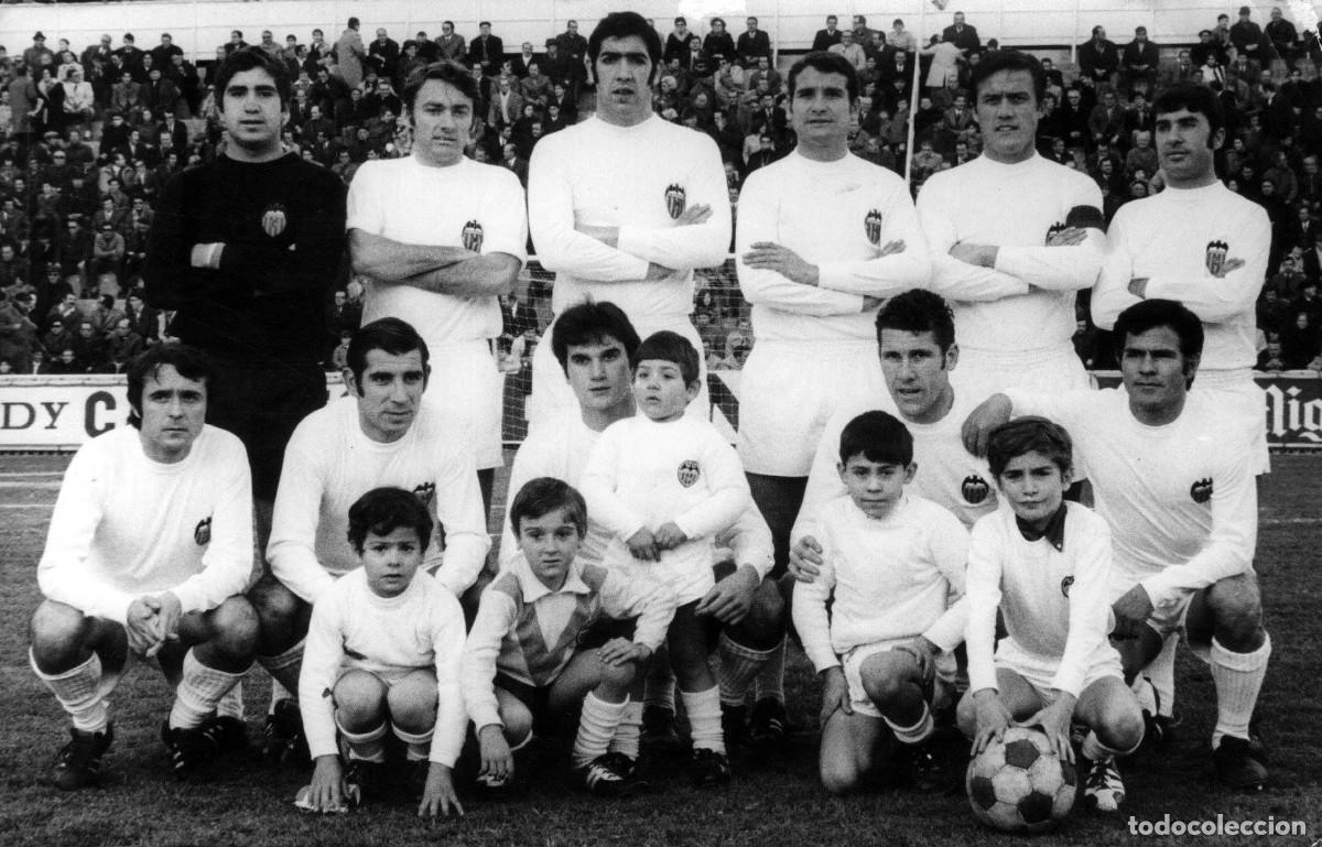 Coleccionismo deportivo: VALENCIA C.F. ALINEACI&Oacute;N PARTIDO AMISTOSO 1971 EN MESTALLA VS RAPID DE VIENA. FOTO