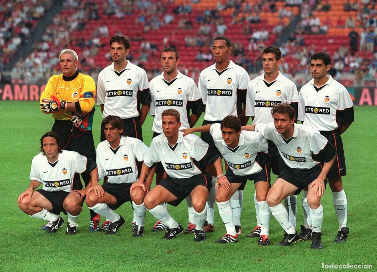 Coleccionismo deportivo: VALENCIA C.F. ALINEACI&Oacute;N PARTIDO AMISTOSO 2001 EN AMSTERDAM VS EL LIVERPOOL. FOTO