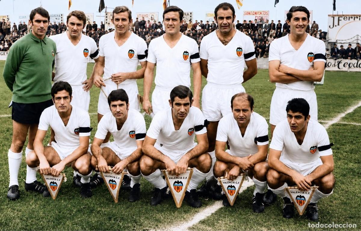 Coleccionismo deportivo: VALENCIA C.F. ALINEACI&Oacute;N PARTIDO AMISTOSO 1969 EN EL CLARIANO VS EL ONTENIENTE. FOTO