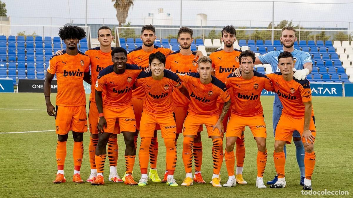 Coleccionismo deportivo: VALENCIA C.F. ALINEACI&Oacute;N PARTIDO AMISTOSO 2020 EN EL PINATAR ARENA VS LEVANTE. FOTO