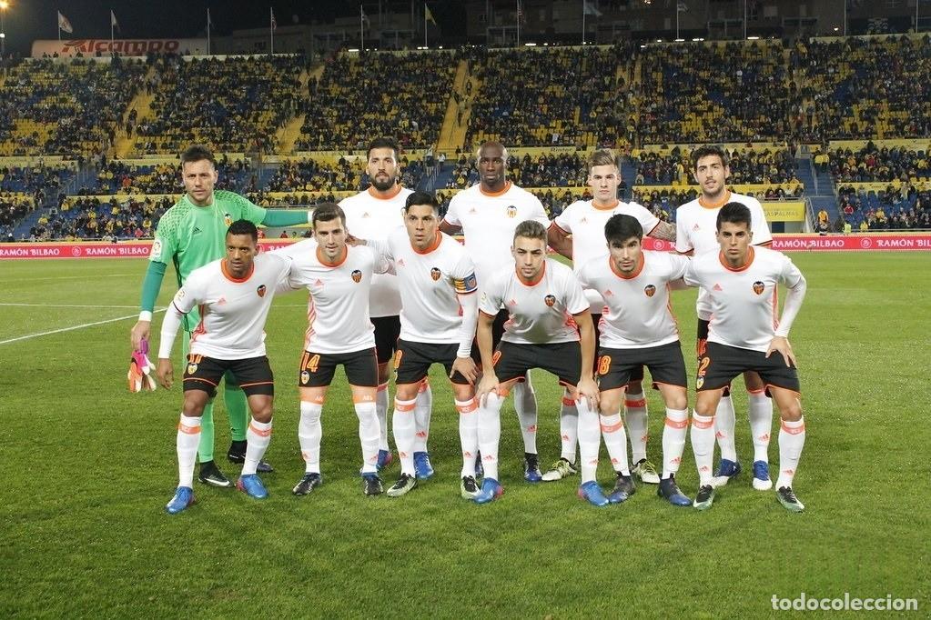 Coleccionismo deportivo: VALENCIA C.F. ALINEACI&Oacute;N PARTIDO DE LIGA 2016-2017 EN EL GRAN CANARIA VS L. PALMAS. FOTO