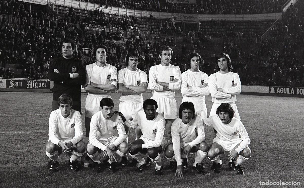 Coleccionismo deportivo: VALENCIA C.F. ALINEACI&Oacute;N PARTIDO DE LIGA 1975-1976 EN MESTALLA VS EL GRANADA. FOTO
