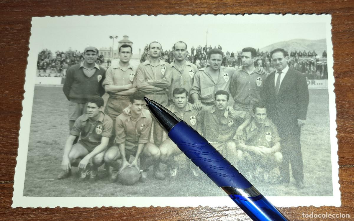 Coleccionismo deportivo: U.D. RAYO IBENSE - FOTOGRAF&Iacute;A ORIGINAL TEMP. 1957/58 - CON SEVA SANTOS ( H&eacute;rcules, C.F. ) DE PORTERO