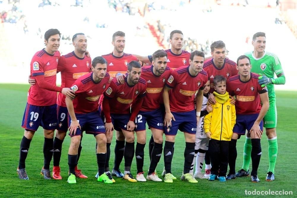 Coleccionismo deportivo: AT. OSASUNA. ALINEACI&Oacute;N PARTIDO DE LIGA 2017-2018 EN EL C. BELMONTE VS EL ALBACETE. FOTO