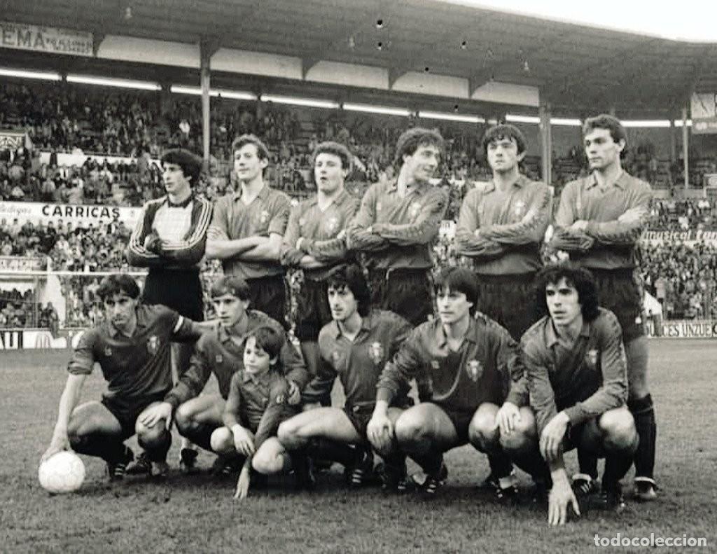 Coleccionismo deportivo: AT. OSASUNA. ALINEACI&Oacute;N PARTIDO DE LIGA 1984-1985 EN EL SADAR VS EL BETIS. FOTO