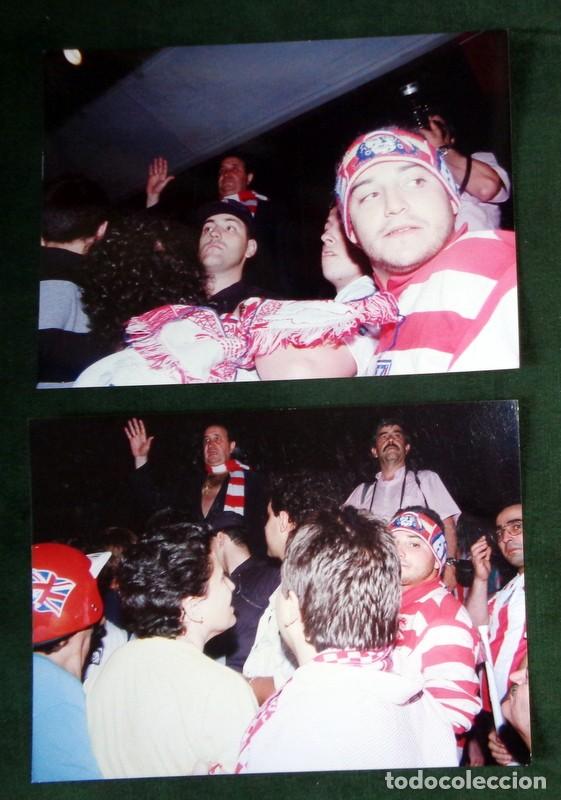 Coleccionismo deportivo: LOTE 2 FOTOGRAF&Iacute;AS FOTOS ORIGINALES F&Uacute;TBOL A&Ntilde;OS 90 ATL&Eacute;TICO MADRID PRESIDENTE JES&Uacute;S GIL. HINCHAS