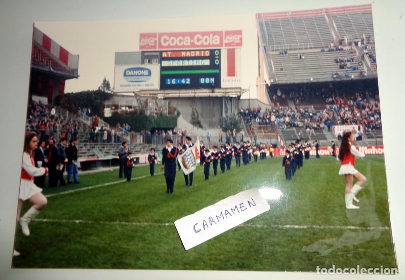 Coleccionismo deportivo: FOTOGRAF&Iacute;A ORIGINAL F&Uacute;TBOL A&Ntilde;OS 90. PREVIO PARTIDO LIGA ATL&Eacute;TICO MADRID SPORTING GIJON. MAJORETTES