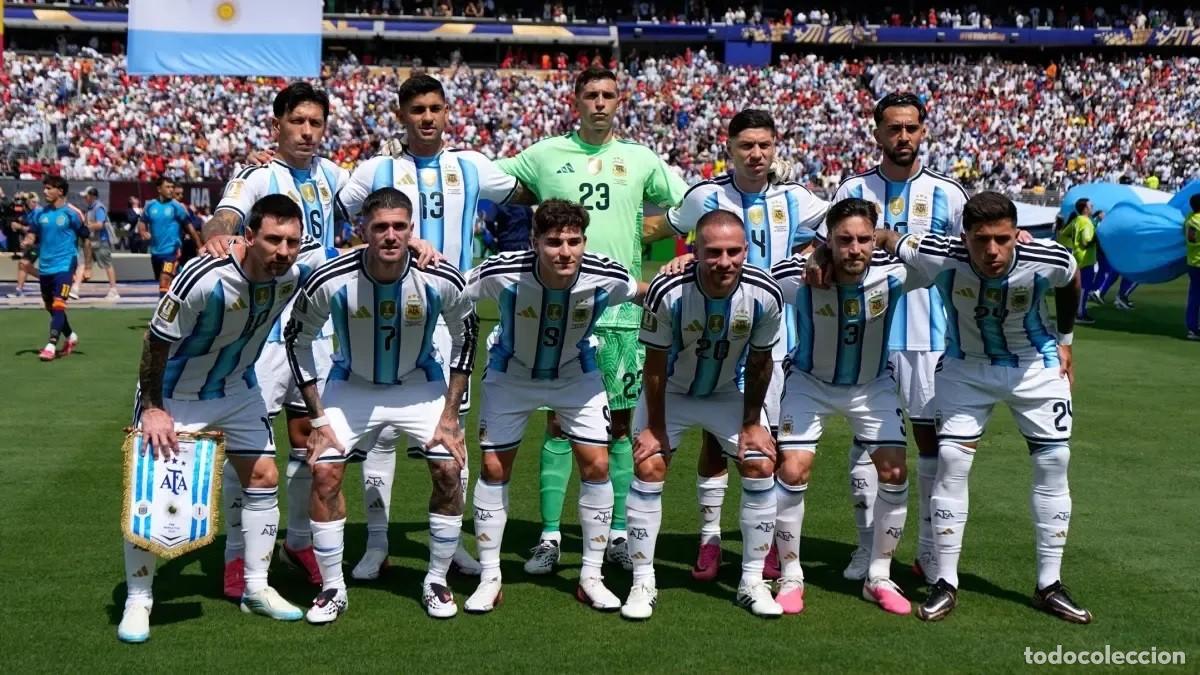 Coleccionismo deportivo: SELECCI&Oacute;N ARGENTINA DE F&Uacute;TBOL. ALINEACI&Oacute;N FINALISTA MUNDIAL 2026 EN NEW YORK VS ESPA&Ntilde;A. FOTO