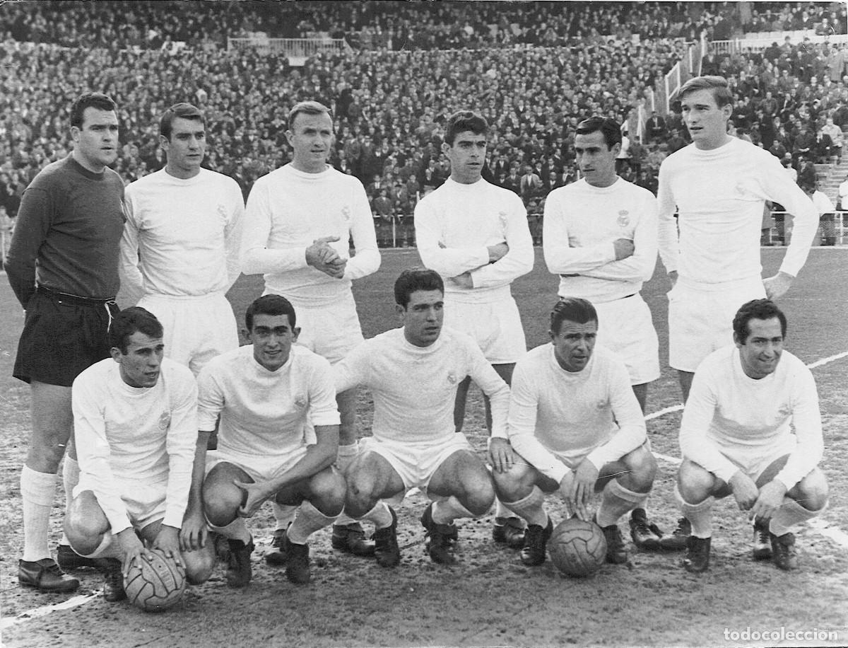 Coleccionismo deportivo: R. MADRID. ALINEACI&Oacute;N PARTIDO DE LIGA EN EL BERNAB&Egrave;U VS EL VALENCIA. FOTO
