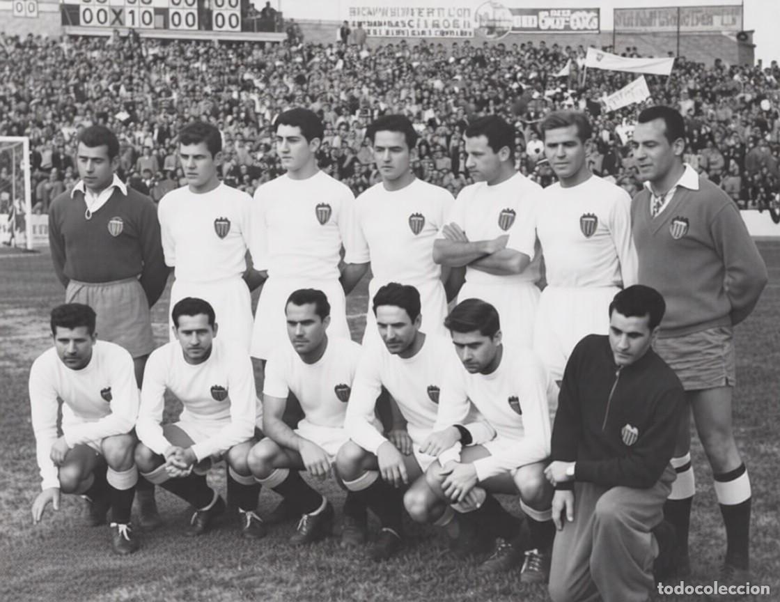 Coleccionismo deportivo: VALENCIA C.F. ALINEACI&Oacute;N PARTIDO DE LIGA 1954-1955 EN MESTALLA VS EL SEVILLA. FOTO