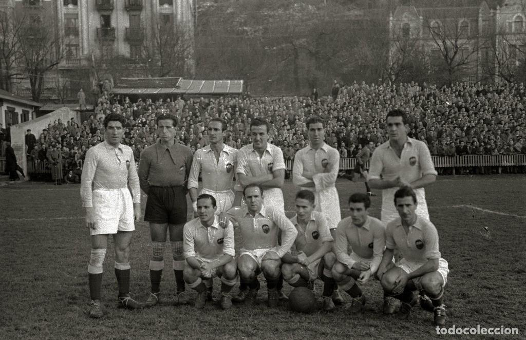 Coleccionismo deportivo: VALENCIA C.F. ALINEACI&Oacute;N PARTIDO DE LIGA 1941-1942 EN ATOCHA VS R. SOCIEDAD. FOTO