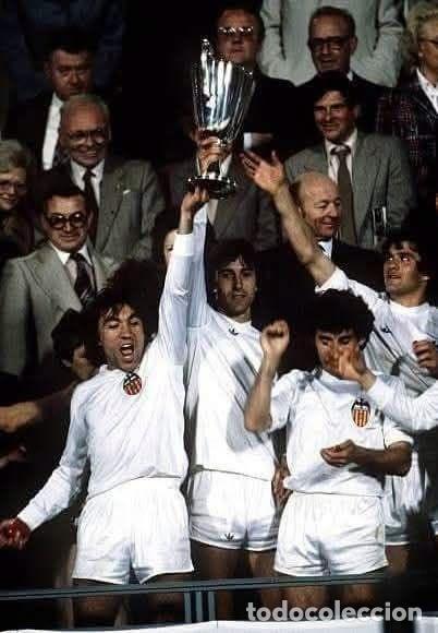 Coleccionismo deportivo: VALENCIA C.F. CAMPE&Oacute;N RECOPA 1979-1980 EN HEYSEL VS EL ARSENAL. FOTO