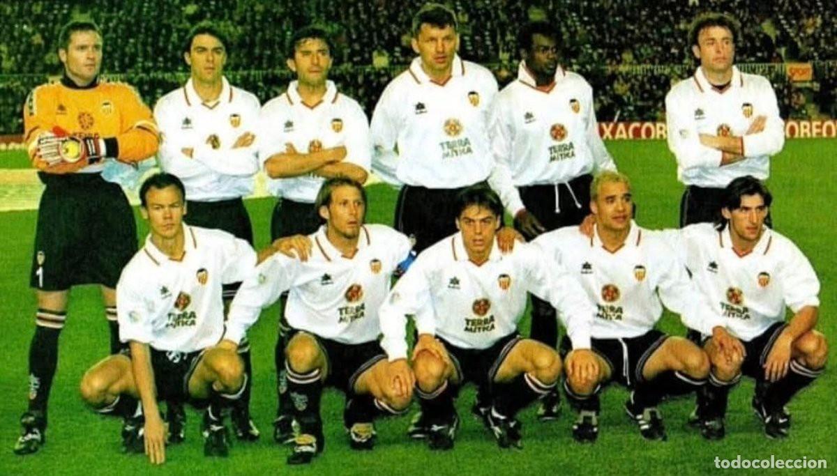 Coleccionismo deportivo: VALENCIA C.F. ALINEACI&Oacute;N PARTIDO COPA DEL REY 1998-1999 EN EL CAMP NOU VS EL BARCELONA. FOTO
