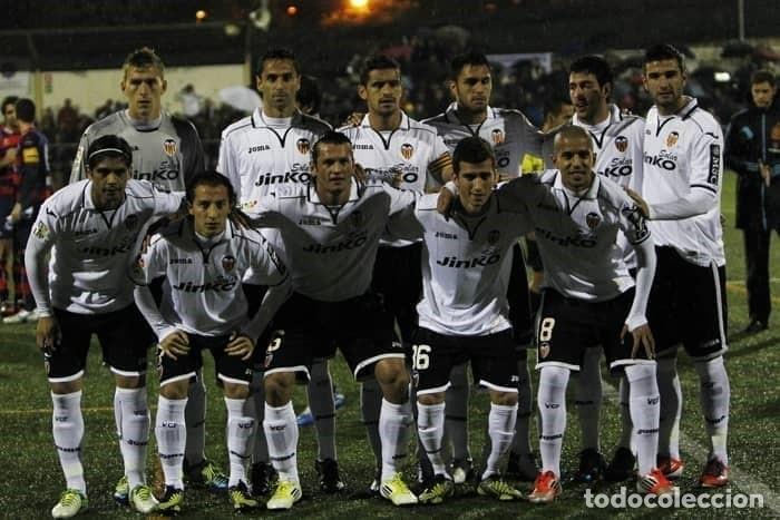 Coleccionismo deportivo: VALENCIA C.F. ALINEACI&Oacute;N PARTIDO COPA DEL REY 2012-2013 EN EL ESTADIO MUNICIPAL VS LLAGOSTERA. FOTO