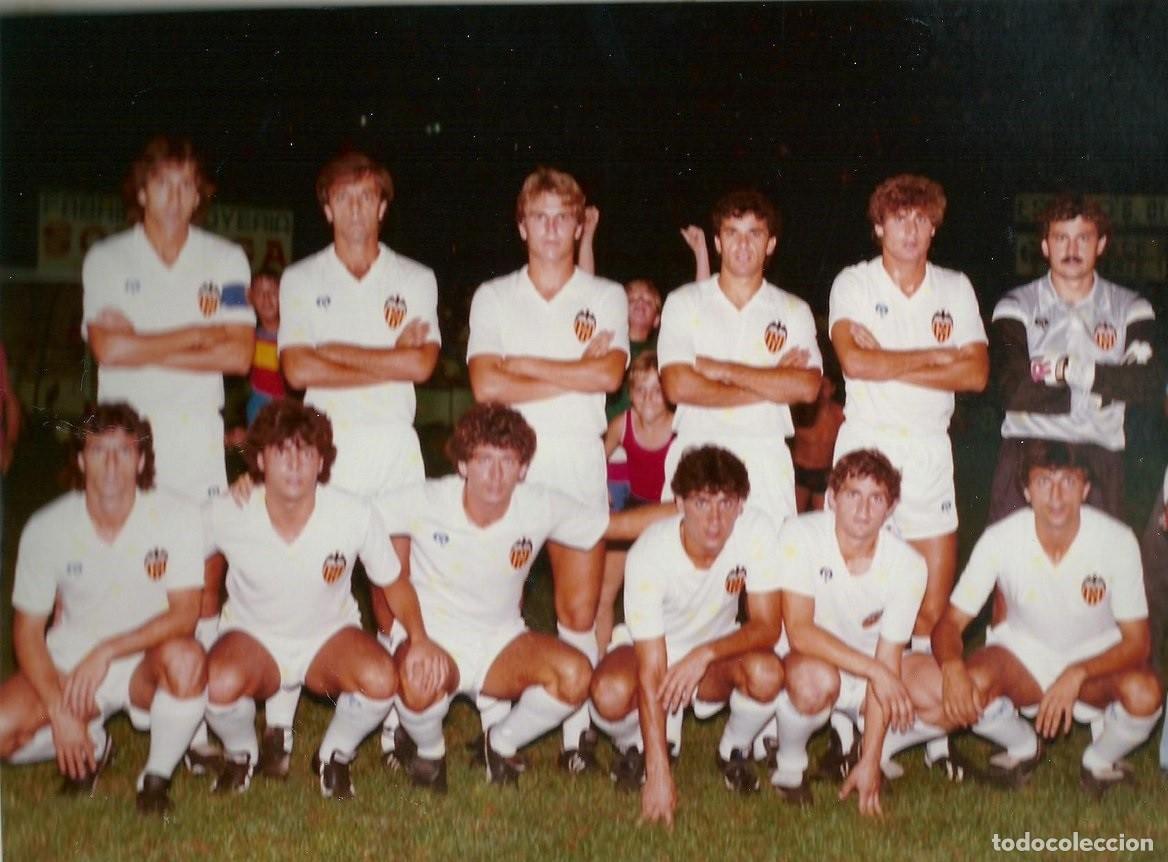 Coleccionismo deportivo: VALENCIA C.F. ALINEACI&Oacute;N PARTIDO AMISTOSO 1983 EN EL GUILLERMO OLAG&Uuml;E VS EL GAND&Iacute;A. FOTO