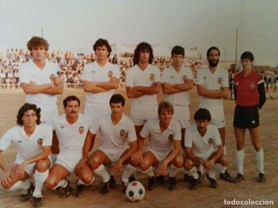 Coleccionismo deportivo: VALENCIA C.F. ALINEACI&Oacute;N PARTIDO AMISTOSO 1983 EN EL TOM&Aacute;S BERLANGA VS S.C. REQUENA. FOTO