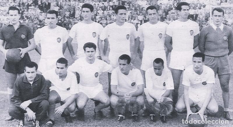 Coleccionismo deportivo: VALENCIA C.F. ALINEACI&Oacute;N PARTIDO DE LIGA 1957-1958 EN MESTALLA VS EL BARCELONA. FOTO
